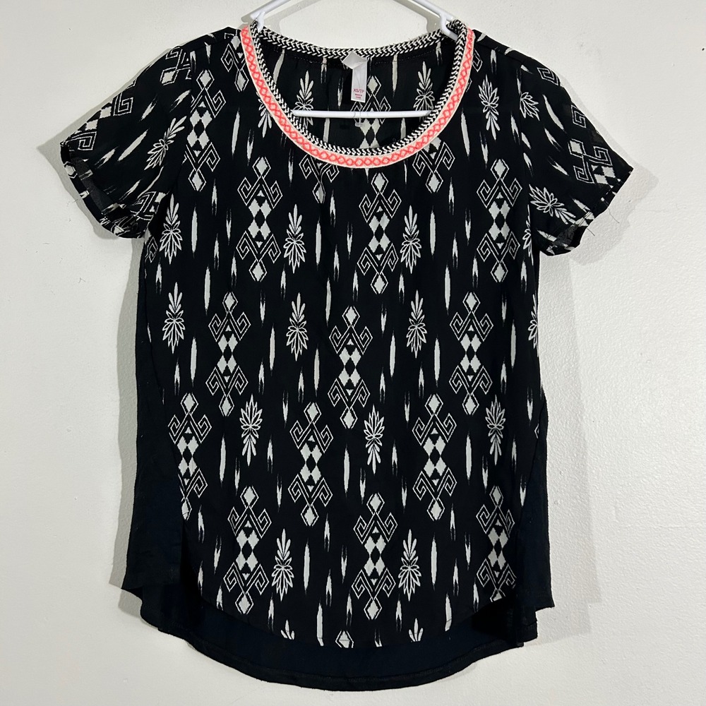 Black and White Geometric Print Top XS xhilaration Short Sleeve Casual